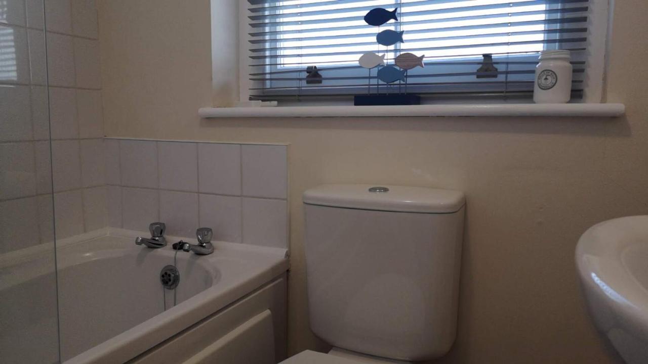 Coastal Escape Deal - 2 Bedroom House -Short Lets & Serviced Accommodation ภายนอก รูปภาพ