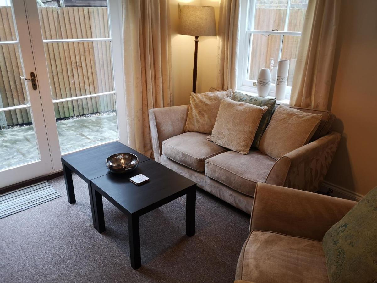 Coastal Escape Deal - 2 Bedroom House -Short Lets & Serviced Accommodation ภายนอก รูปภาพ